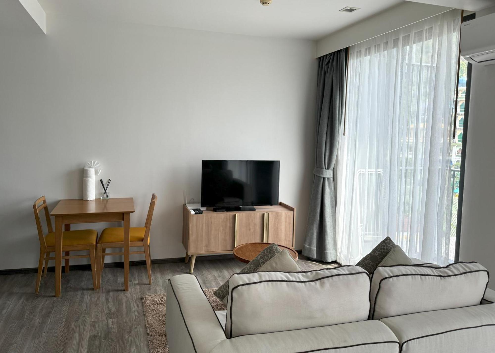 The Deck Condominium By Lofty Patong Номер фото